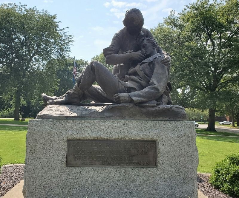 Mary A. Bickerdyke statue in front of the Knox County Courthouse Courthouse image. Click for full size.