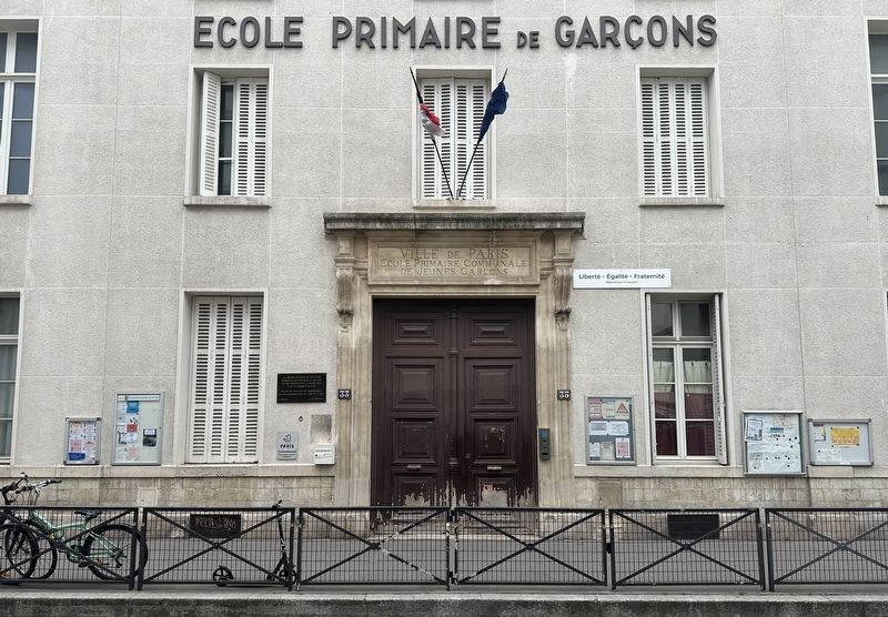 �cole �l�mentaire Godefroy Cavaignac Deported Jewish Students Memorial - wide view image. Click for full size.