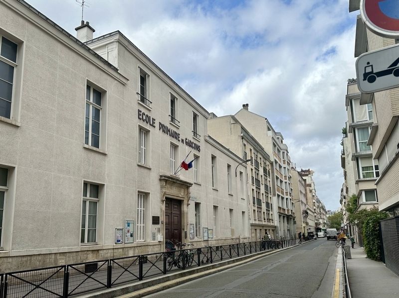 �cole �l�mentaire Godefroy Cavaignac Deported Jewish Students Memorial - wider view image. Click for full size.
