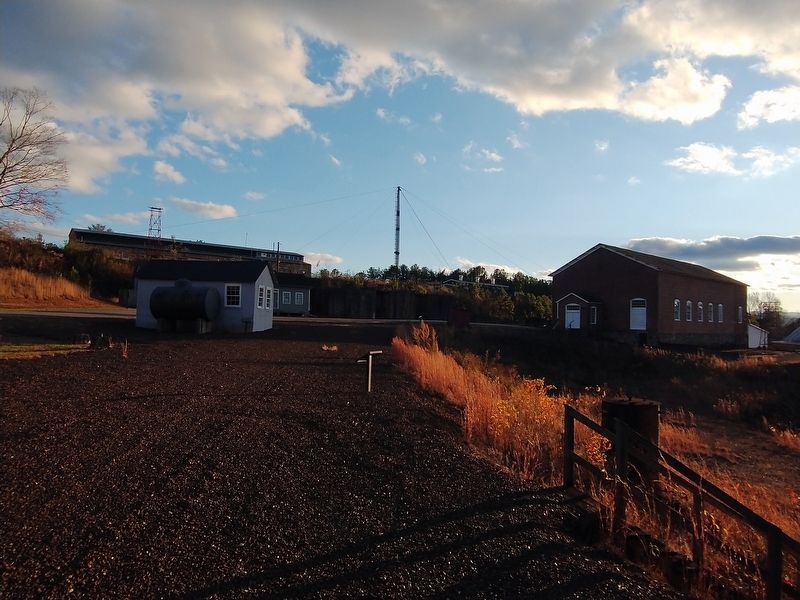 The Bit House (left), Shop (background left), and Hoist House (right). image. Click for full size.
