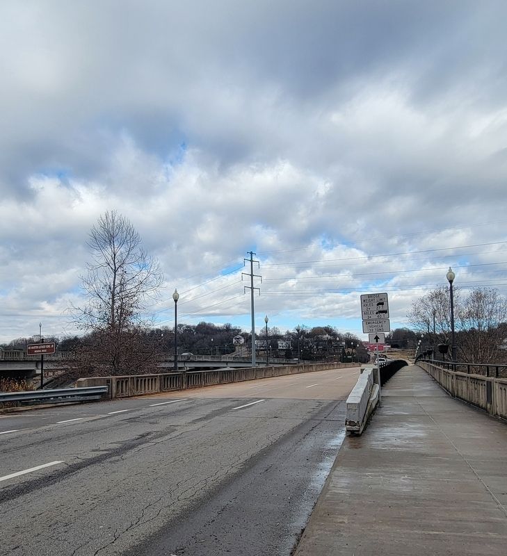 Southern Entrance To The Bridge image. Click for full size.