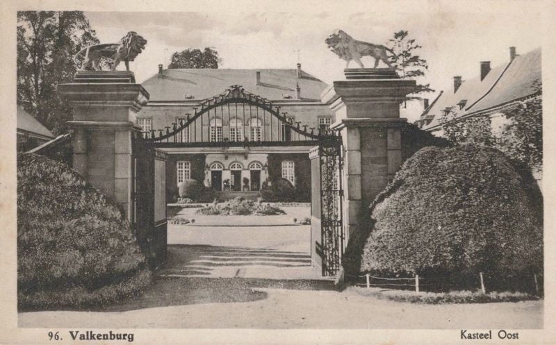 Kasteel Oost. Click for full size. Kasteel Oost image. Click for full size.