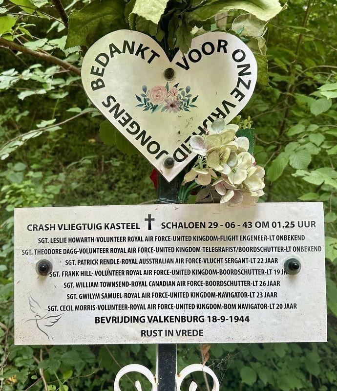 Crash Vliegtuig Kasteel Schaloen / Kasteel Schaloen Plane Crash Memorial image. Click for full size.