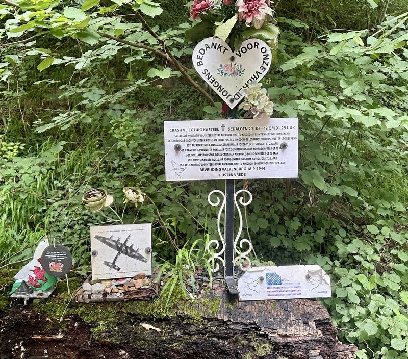 Crash Vliegtuig Kasteel Schaloen / Kasteel Schaloen Plane Crash Memorial- full view image. Click for full size.