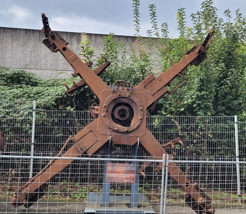 The Mount of a German 8.8cm anti-aircraft gun and Marker image. Click for full size.