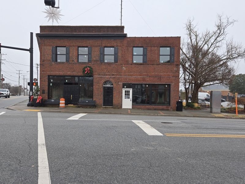 Full view Pinnix Drug Store Building image. Click for full size.