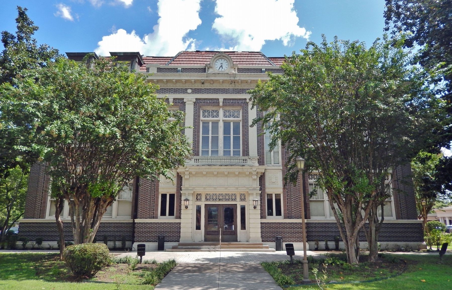 Tunica County Courthouse (built 1922) (<i>west/front elevation</i>) image. Click for full size.