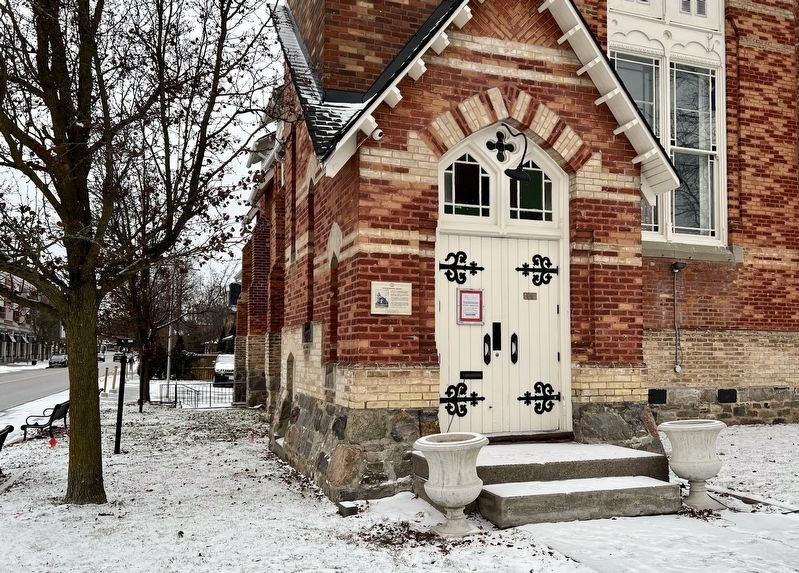 Veteran�s Memorial Building Marker image. Click for full size.