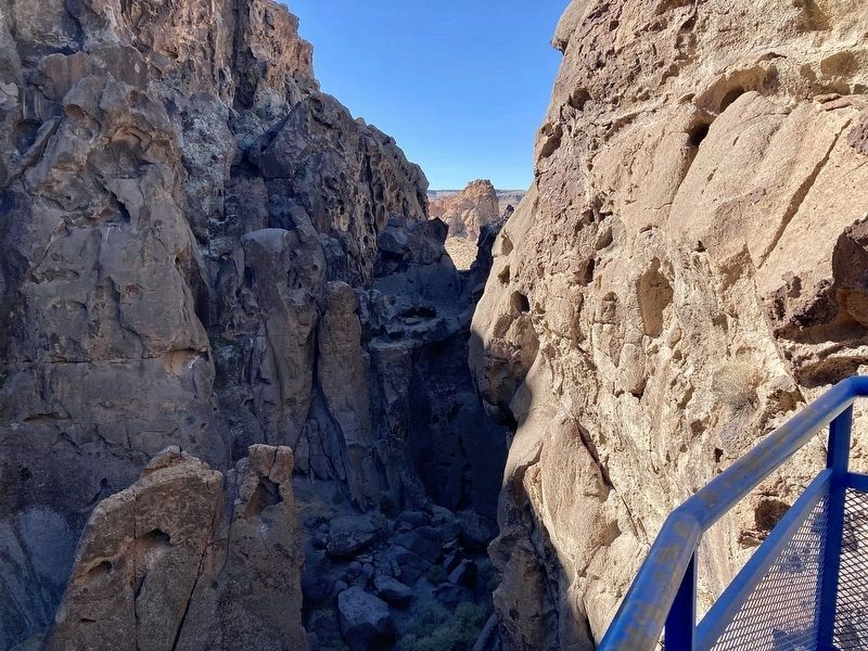 Hole-in-the-Wall Overlook. Click for full size. Hole-in-the-Wall Overlook image. Click for full size.