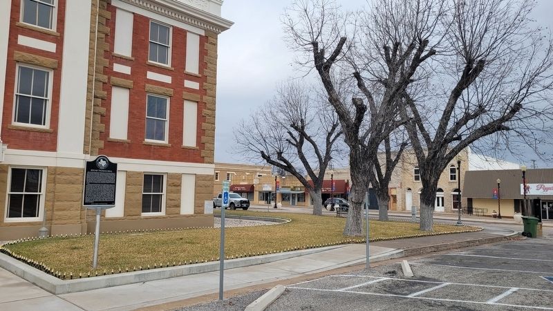 The view of the Edgar Thomas Neal Marker next to the courthouse image. Click for full size.