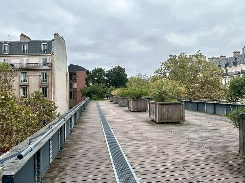 View of the elevated path on the Coulée Verte René-Dumont. Click for full size. View of the elevated path on the Coulée Verte René-Dumont image. Click for full size.