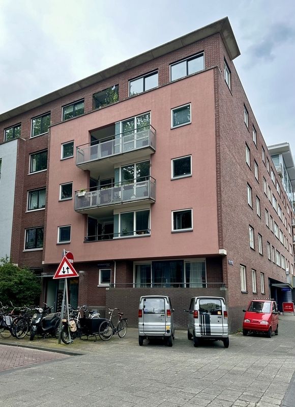 Meijer Beugeltas stolperstein - wider view image. Click for full size.