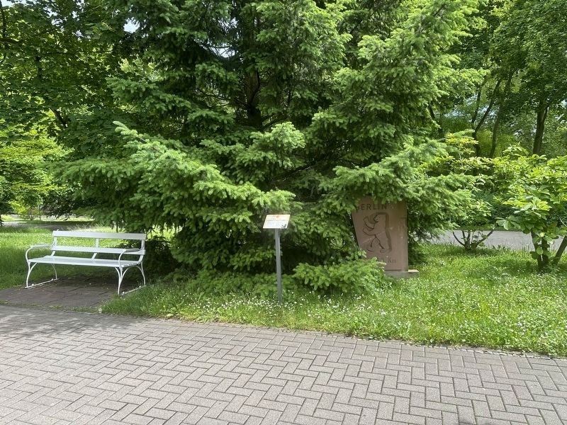Berliner Meilenstein / Berlin Milestone Marker - wide view image. Click for full size.