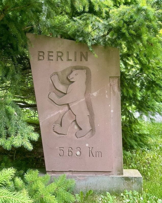 Berliner Meilenstein / Berlin Milestone image. Click for full size.