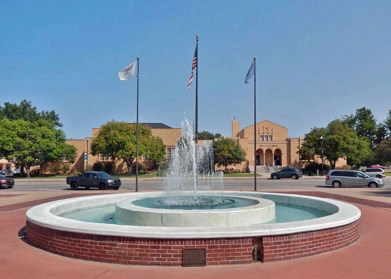 Ponca City Memorial Fountain image. Click for full size.