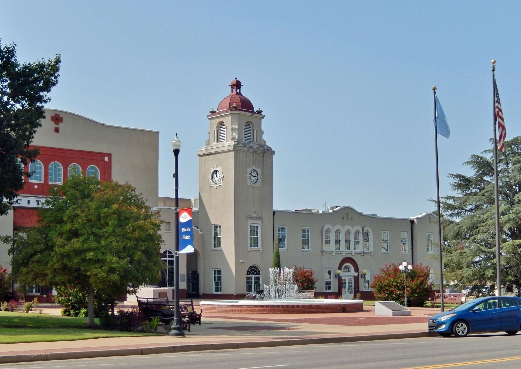 Ponca City World War Memorial, Fountain, Centennial Plaza & City Hall Complex image. Click for full size.