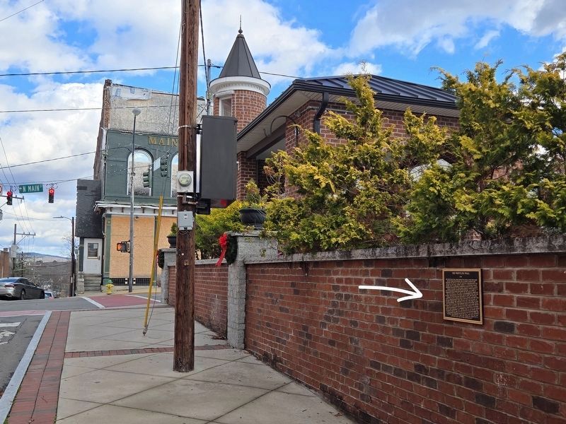 The Whittling Wall Marker looking town the intersection of West Oak and N. Main Streets image. Click for full size.