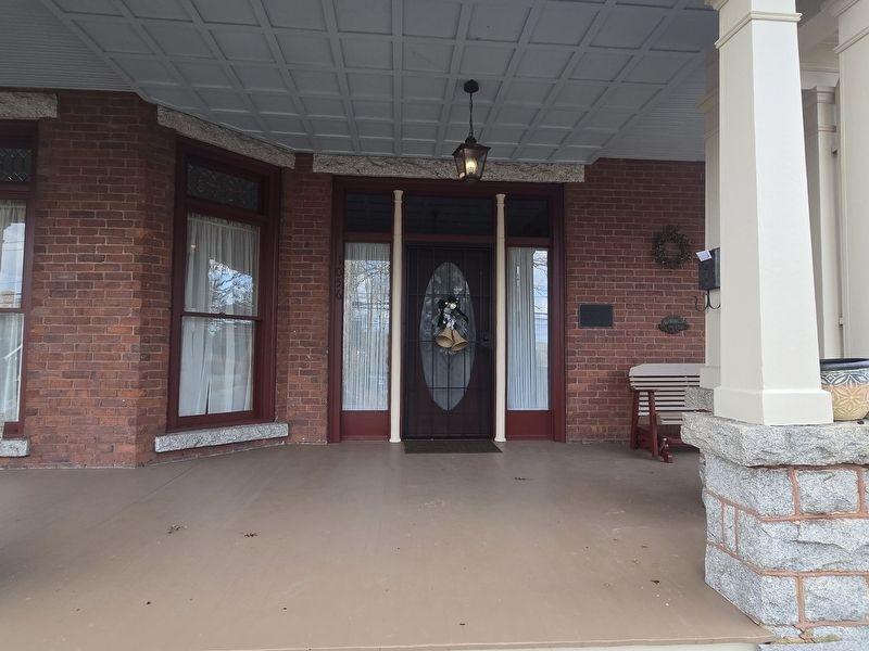 Edgar Harvey Hennis House Marker to the right of the front entrance image. Click for full size.