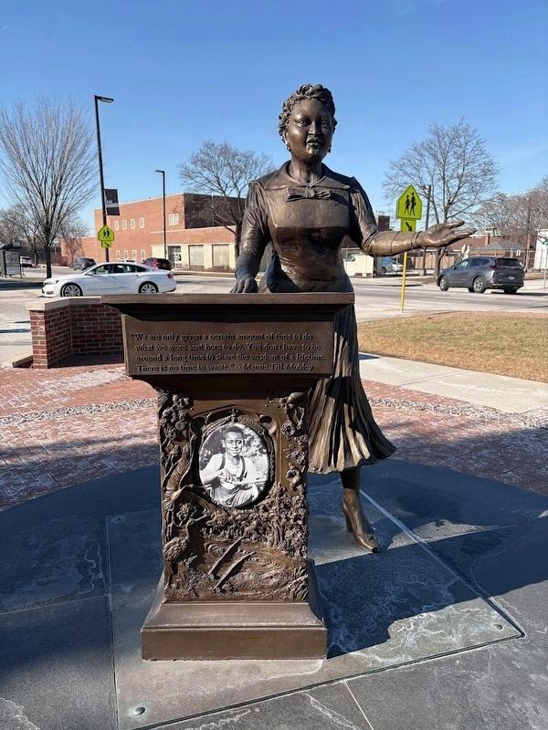 Mamie Till-Mobley statue image. Click for full size.