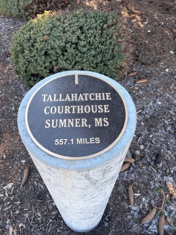 Tallahatchie Courthouse bollard image. Click for full size.