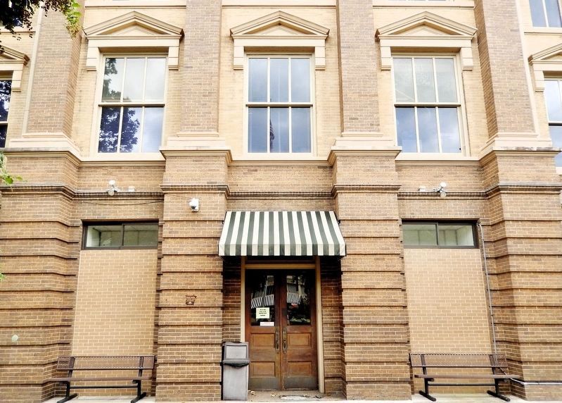 Garland County Courthouse (<i>north/front entrance</i>) image. Click for full size.