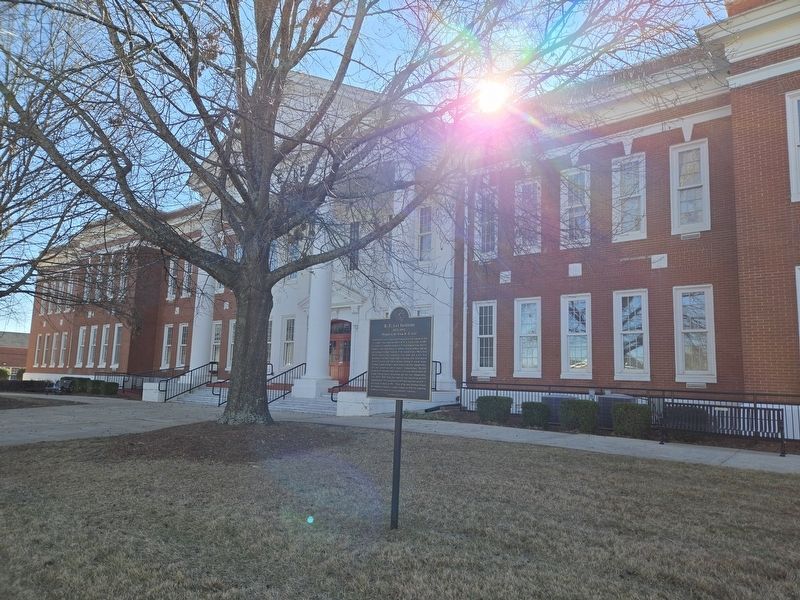 R. E. Lee Institute Marker in front of the current Thomaston-Upson Government Offices image. Click for full size.