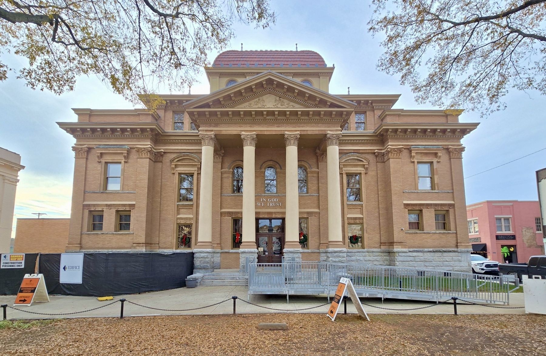 Full view of Iredell County Courthouse. Click for full size. Full view of Iredell County Courthouse image. Click for full size.
