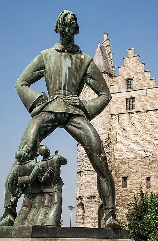 Statue of the Lange Wapper outside "Het Steen" image. Click for full size.