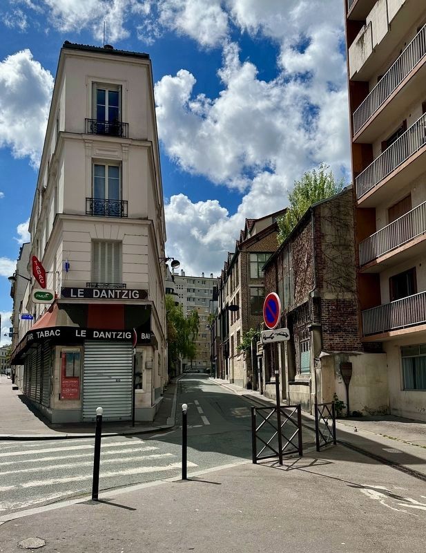 La Ruche Marker - wide view image. Click for full size.