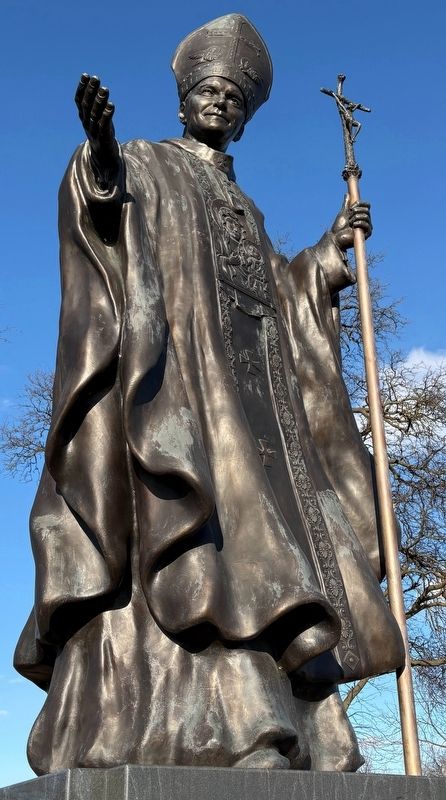 Saint John Paul II statue image. Click for full size.
