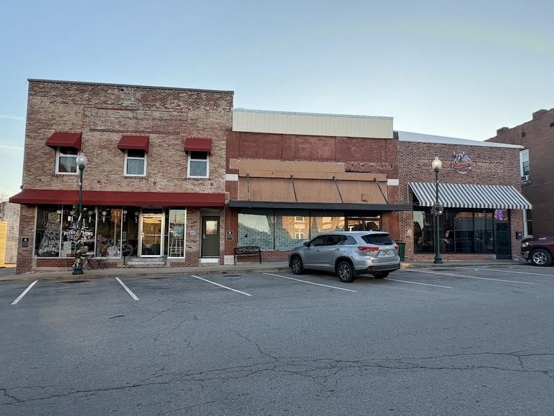 Hornbeak Hotel marker (on the far left of the building on the left) image. Click for full size.