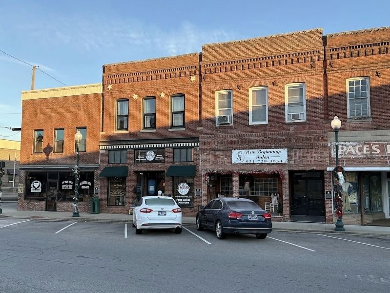 Thompson's Dry Goods Building marker (can be seen mounted on wall between the two cars) image. Click for full size.
