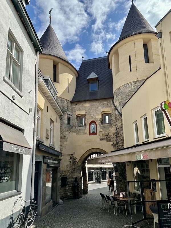 Grendelpoort / Grendel Gate and Marker image. Click for full size.