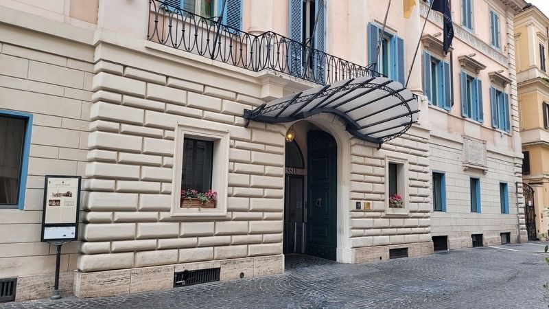 The entrance to the Hotel de Russie and Marker image. Click for full size.