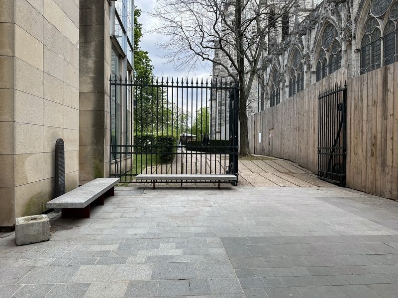 Jardin Pierre-de-Montreuil Marker - wide view� image. Click for full size.