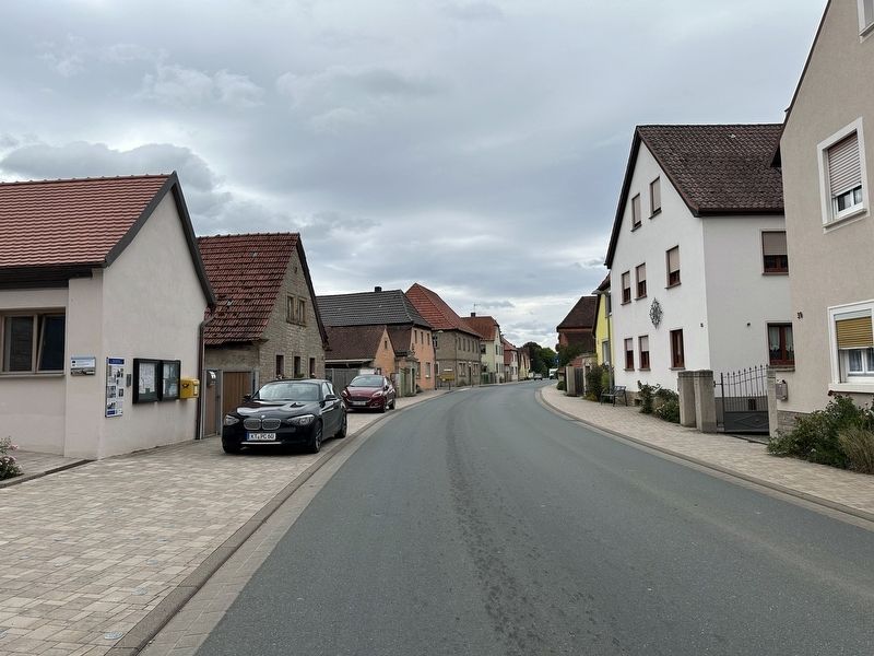Mitten Durchs Dorf / Right Through the Village Marker - wide view image. Click for full size.
