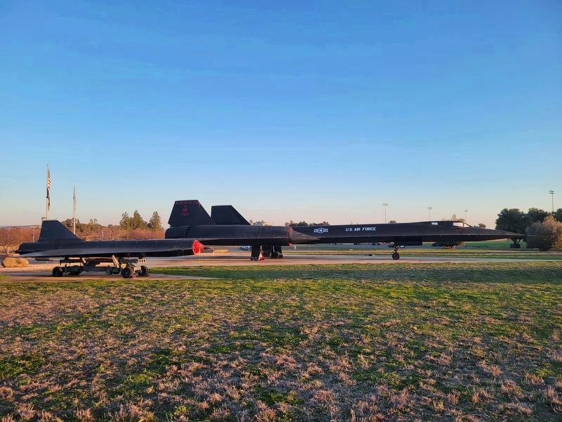 D-21 supersonic reconnaissance drone and SR-71A Blackbird image. Click for full size.