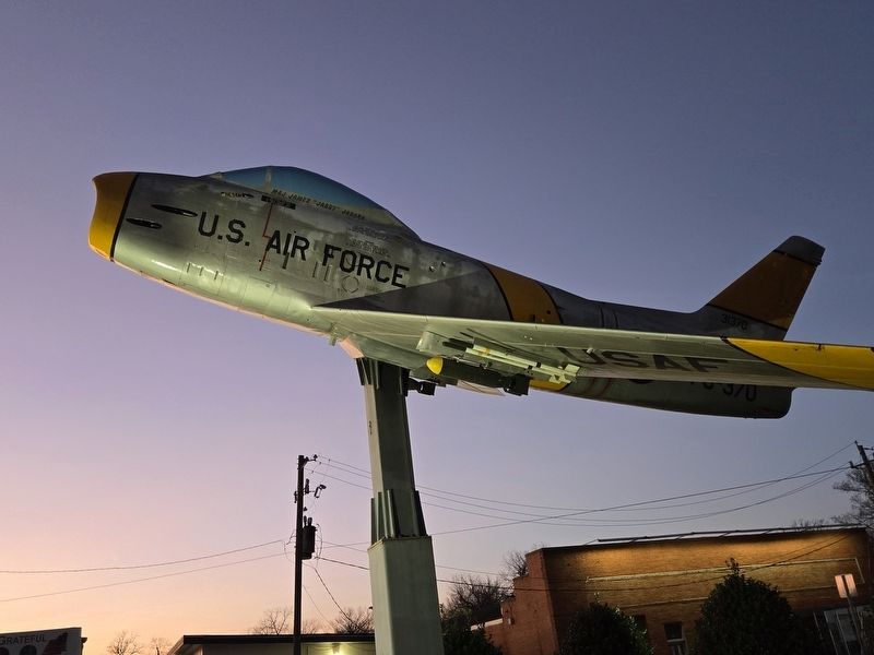 Port side view of North American Aviation F-86H Sabre image. Click for full size.