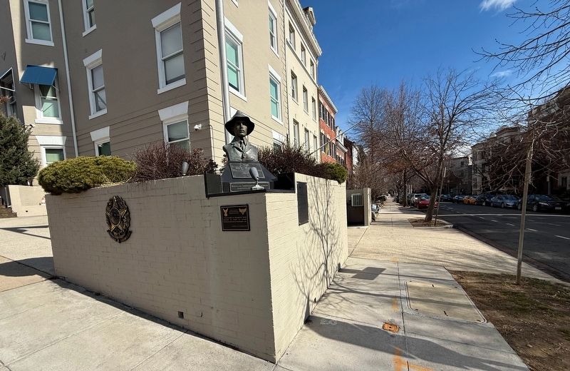 Alberto Santos-Dumont Bust and Markers image. Click for full size.