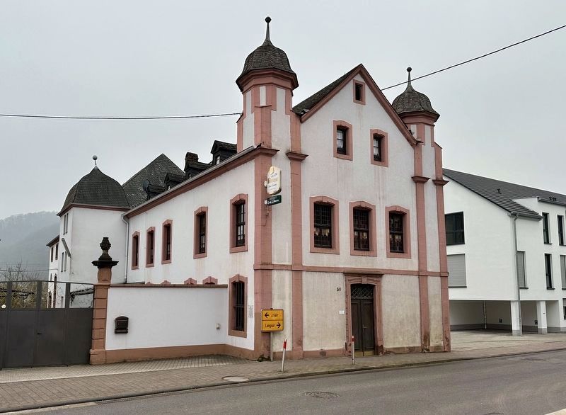 Burghaus/Gasthaus �zum L�wen� / Castle House/Inn �zum L�wen� and Marker image. Click for full size.