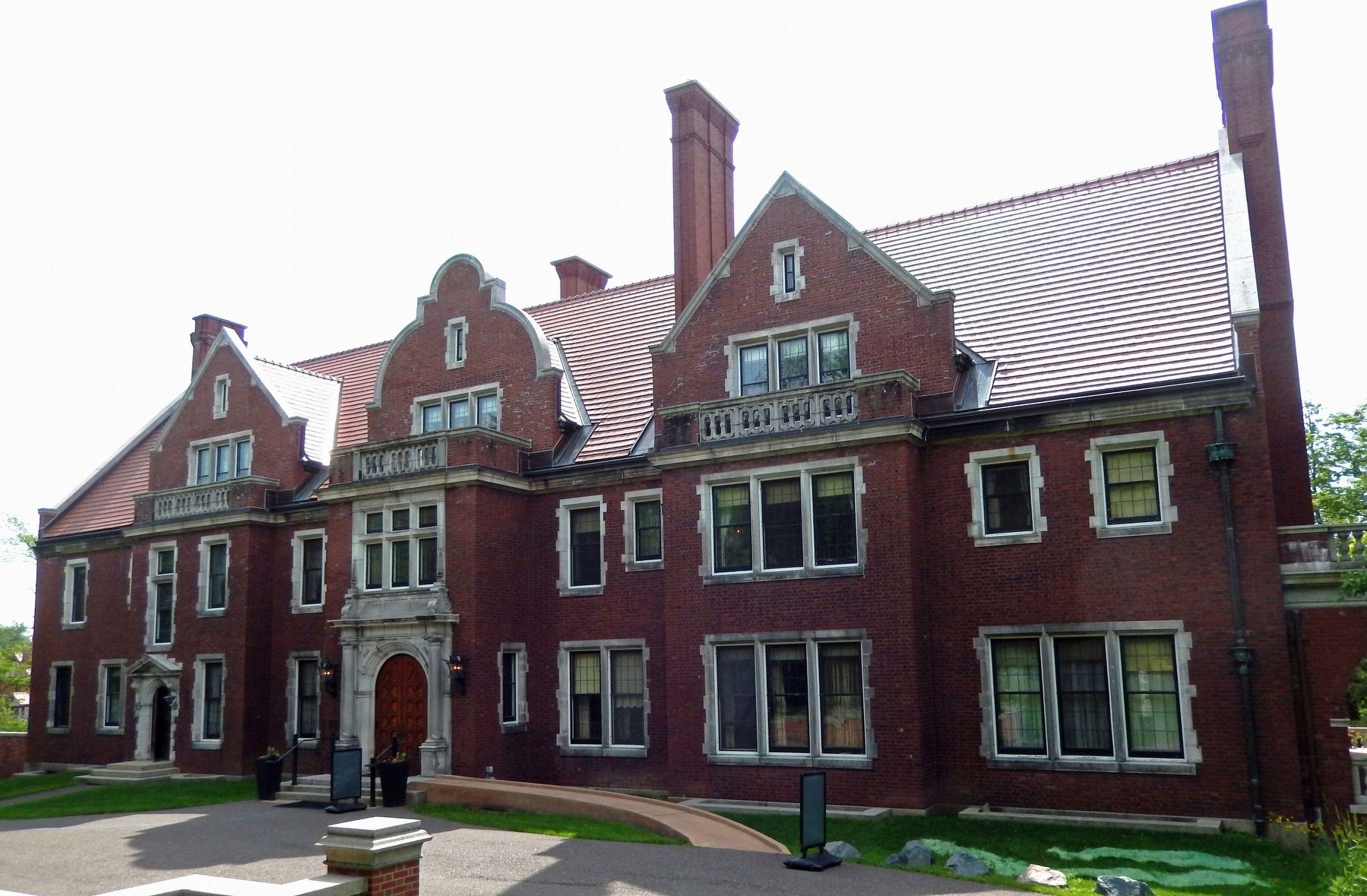 Glensheen Mansion (<i>northwest elevation</i>). Click for full size. Glensheen Mansion (<i>northwest elevation</i>) image. Click for full size.