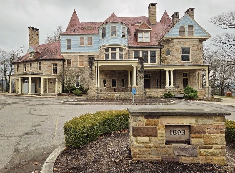 Graceland Mansion. Click for full size. Graceland Mansion image. Click for full size.
