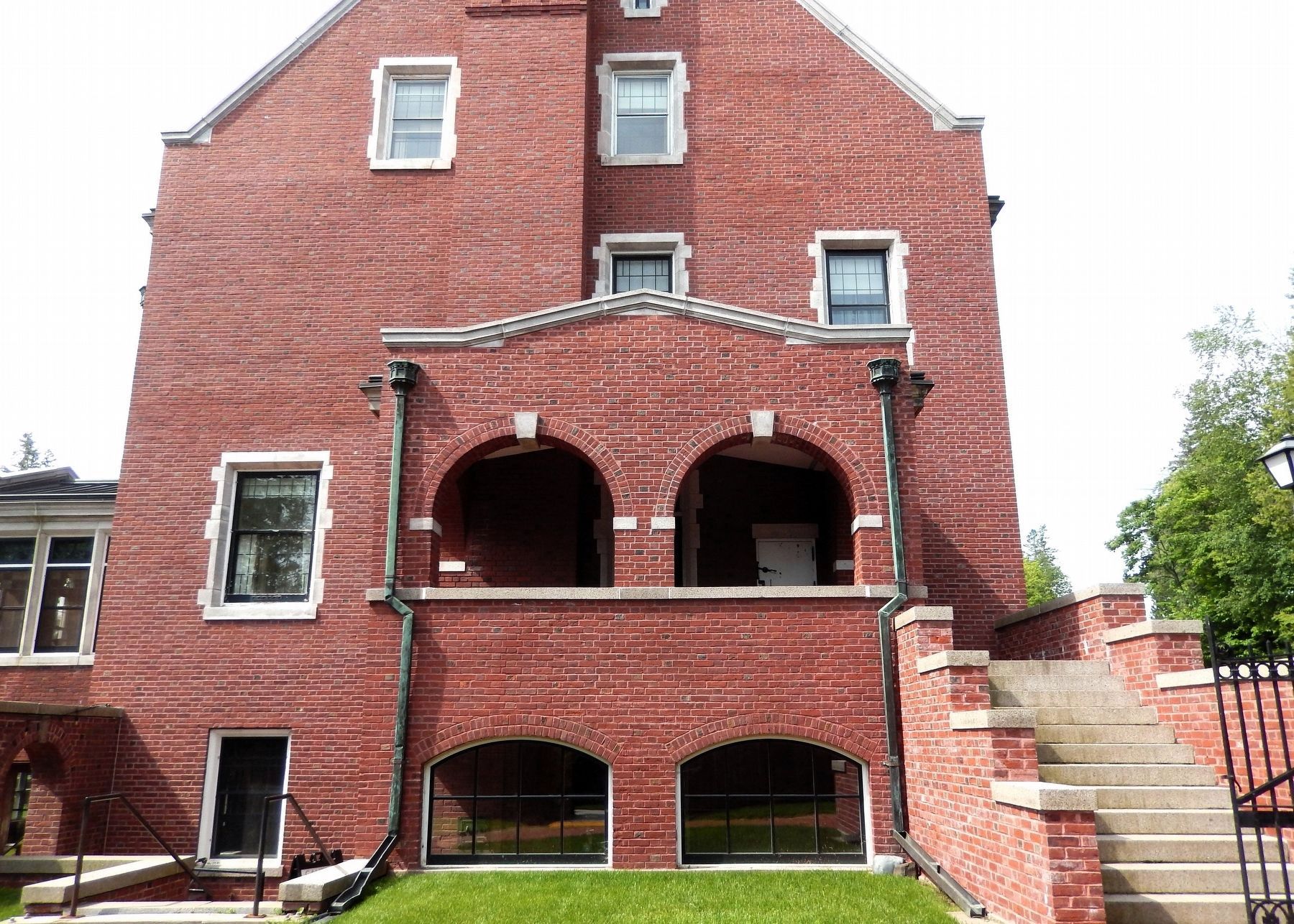 Servant's Courtyard & East end of the Glensheen Mansion. Click for full size. Servant's Courtyard & East end of the Glensheen Mansion image. Click for full size.