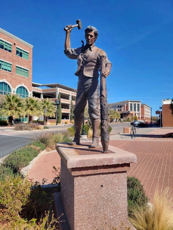 Robert Gardner, Jr. Statue image. Click for full size.