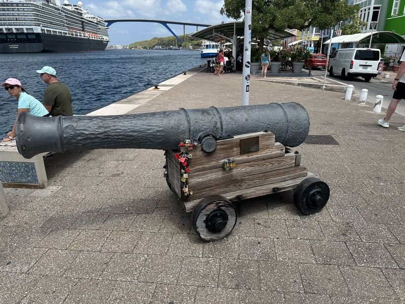 Late 18th Century Cast-Iron 24-Pounder Marker - wide view with cannon image. Click for full size.