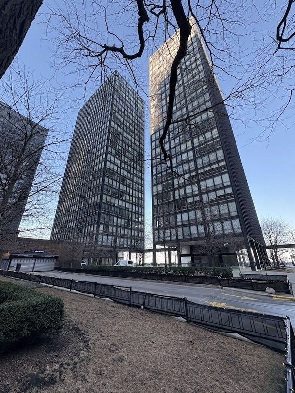 860-880 Lake Shore Drive Building image. Click for full size.