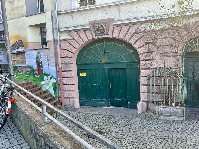 Zur Goldene Krone / Schustergasse 18 Marker - wide view image. Click for full size.