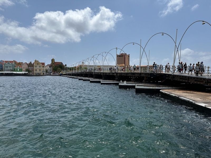 Punda and Otrobanda Marker - the Queen Emma pontoon bridge image. Click for full size.