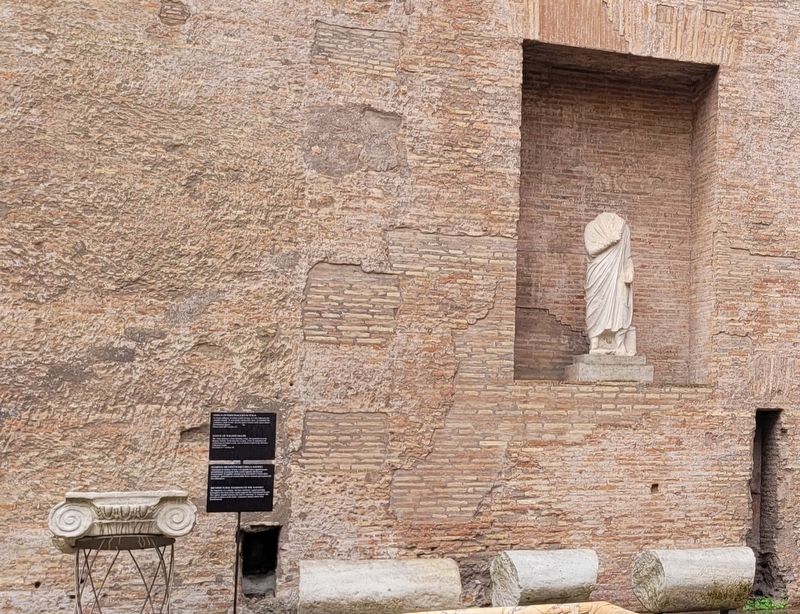 The Statue of Togaed Figure and Marker (top marker) image. Click for full size.