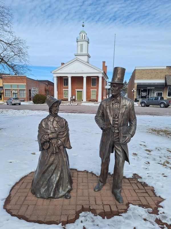 Abraham Lincoln and Melissa Goings statues image. Click for full size.